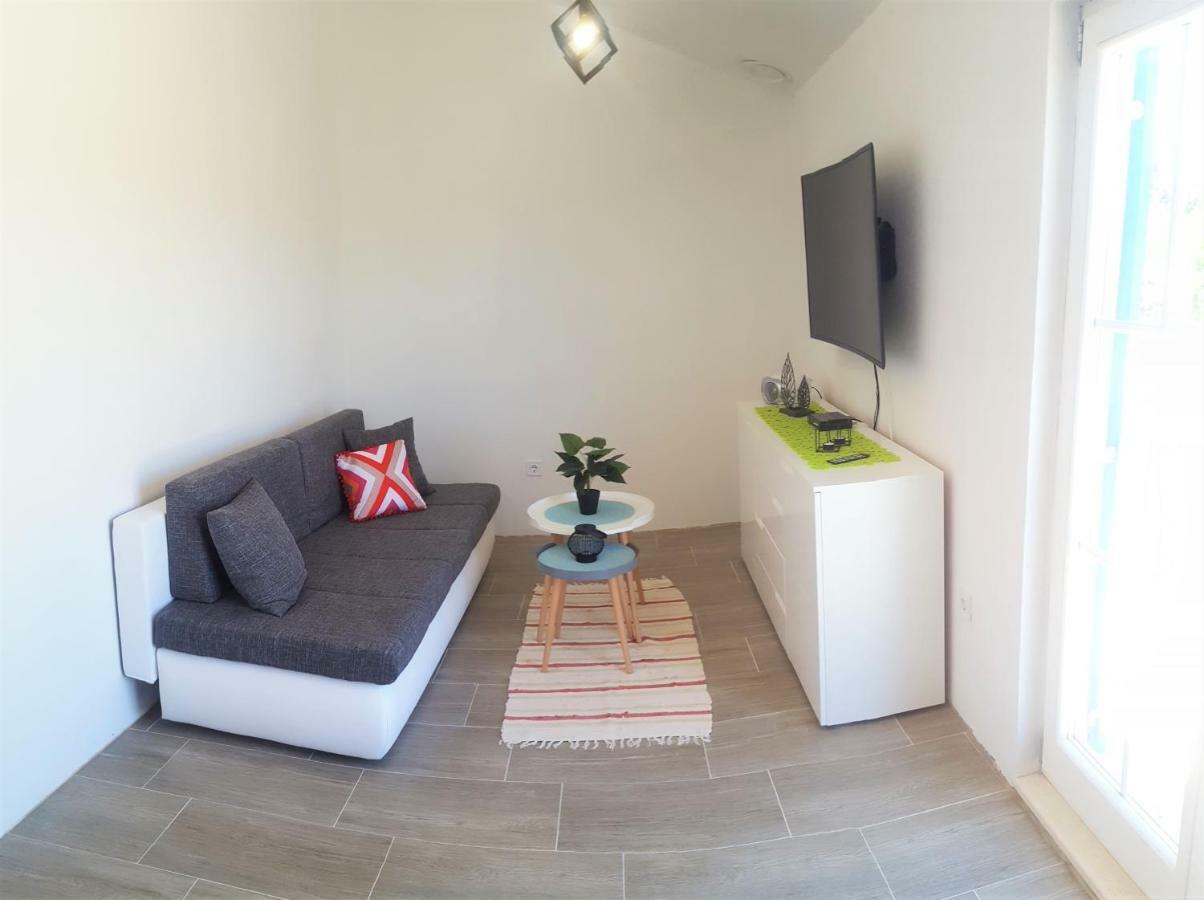 Apartment Svilan - Terrace With Sea View And Nature Zečevo Exterior foto